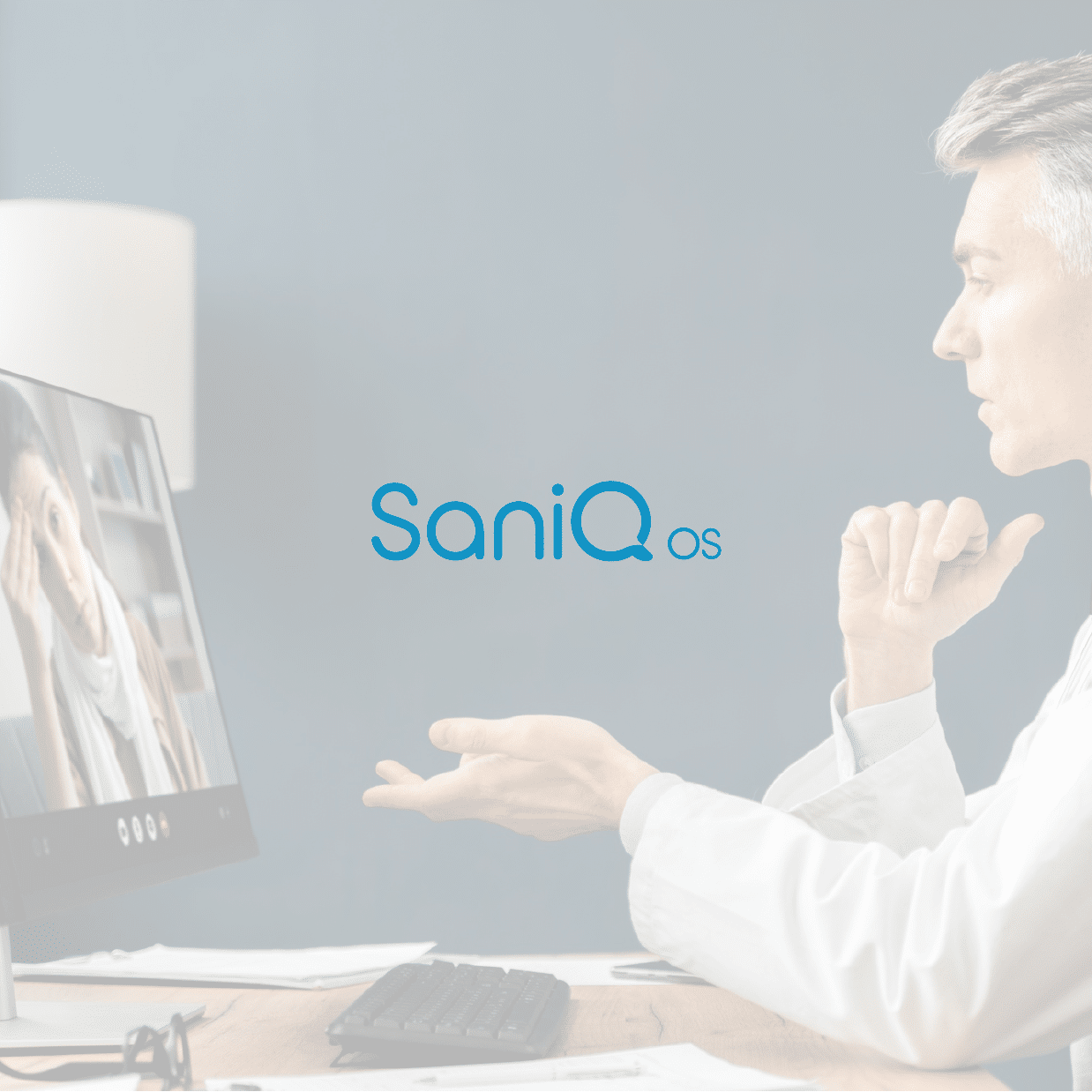 Arzt im Videogespräch mit Patient, SaniQ-Logo im Vordergrund.